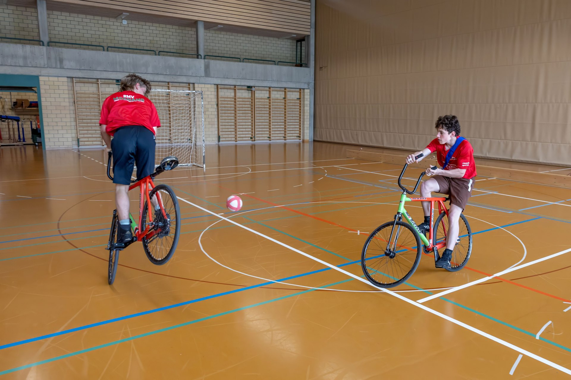 Radball – Spiel mit Ball (offensiv) – Variantenreich Torschüsse vorbereiten und Tore erzielen: Bewegliches Ziel