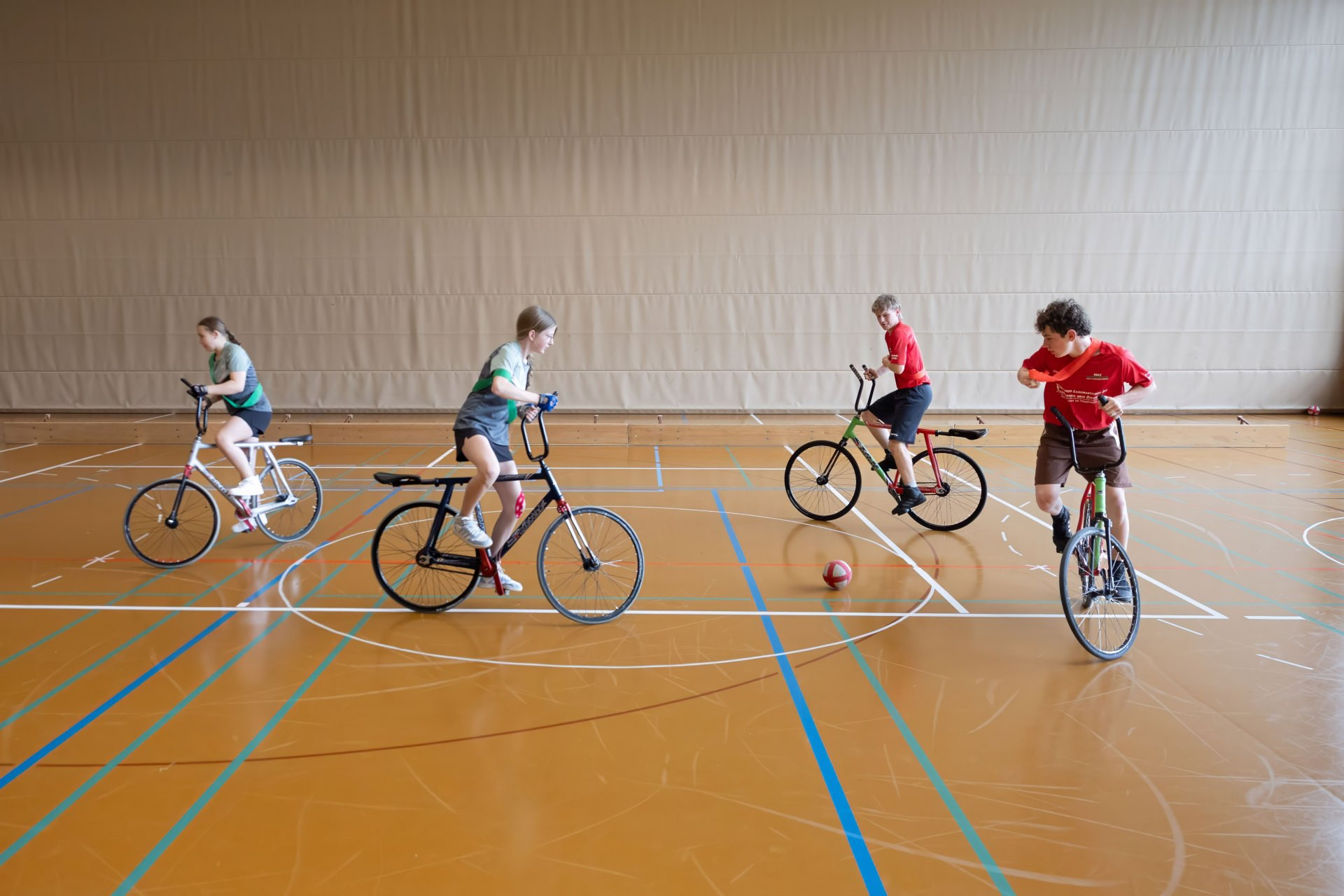 Radball – Transition (Ballgewinn oder Ballverlust) – Bei Ballgewinn die Spielsituation schnell erfassen und den Angriff effektiv einleiten: Farbenkonter
