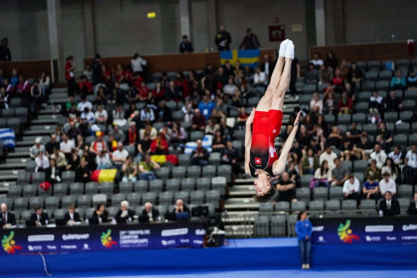 Atleta mentre esegue un salto sul trampolino.