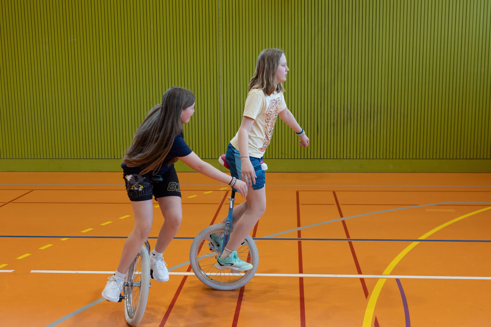 Monocycle – Se déplacer de manière sûre et intelligente dans un groupe : Poursuite par équipes