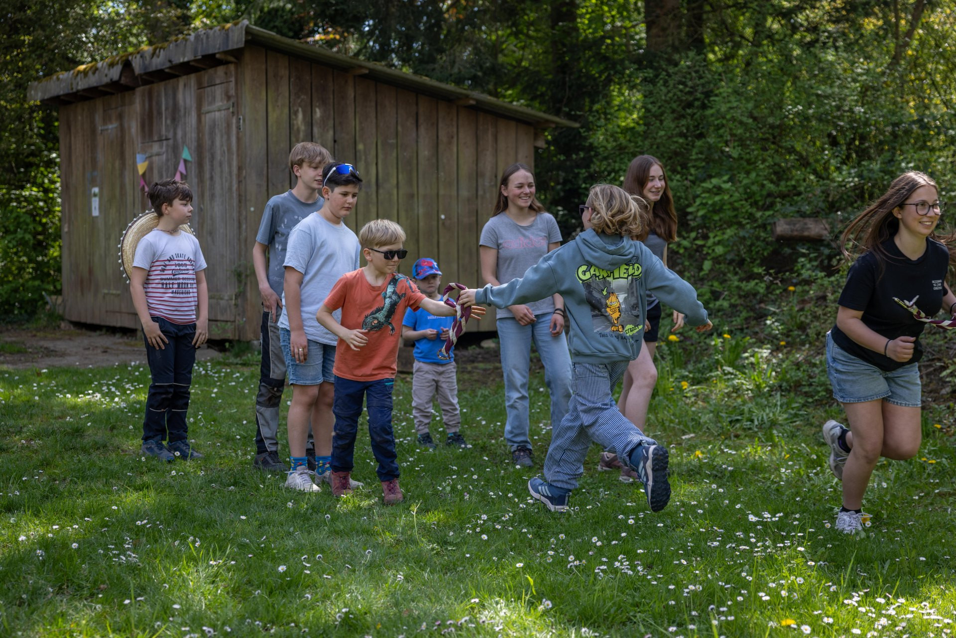 Utiliser efficacement des techniques de vie en plein air et de construction de camp: Estafette pour un feu parfait
