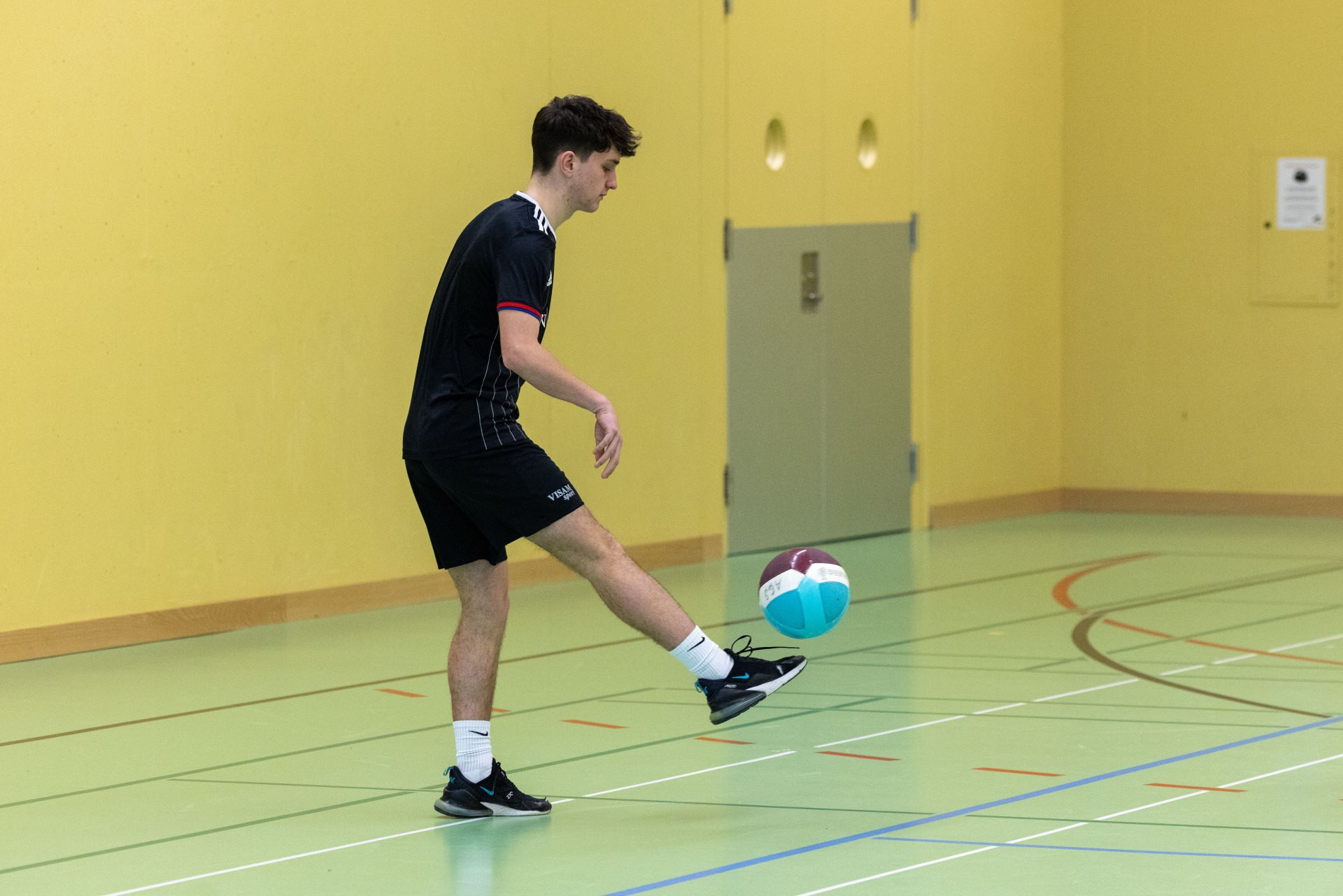 Gaelic Football: Aufwärmformen und Einführung Skills «Passen» und «Solo»: Alleine mit Ball