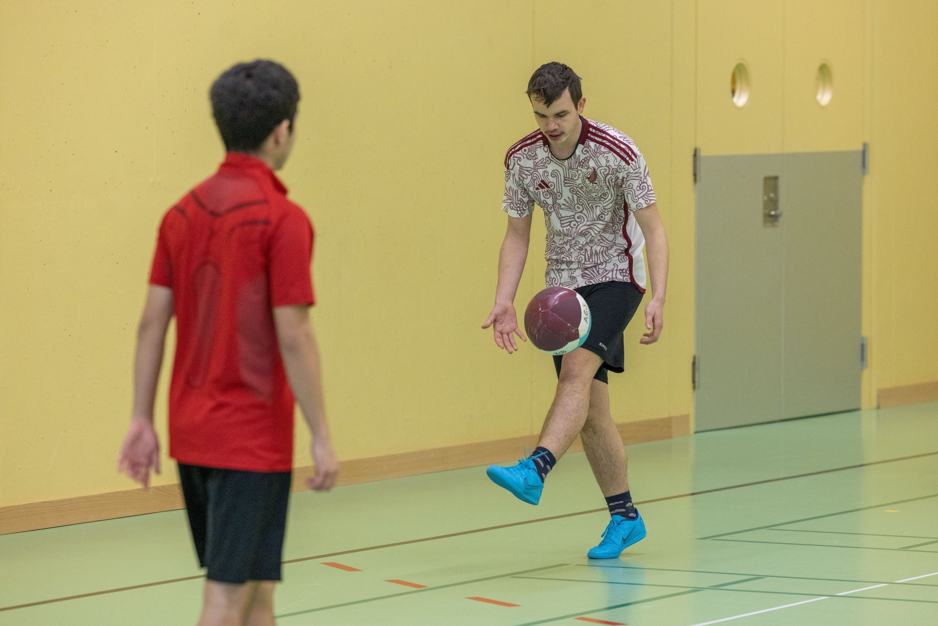Gaelic Football: Aufwärmformen und Einführung Skills «Passen» und «Solo»: Zu zweit mit Ball
