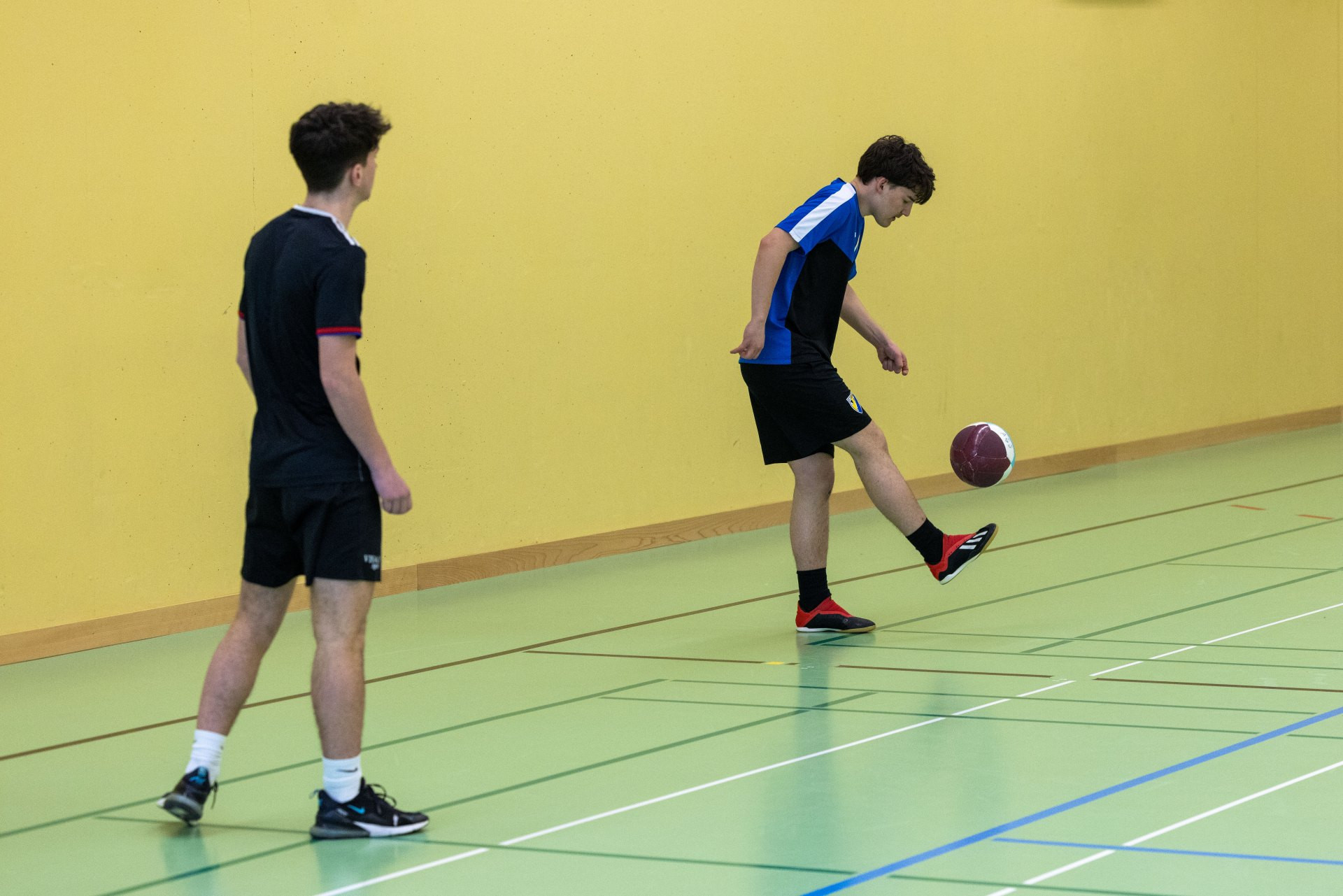 Gaelic Football: Aufwärmformen und Einführung Skills «Passen» und «Solo»: Zu zweit mit Ball, Variation