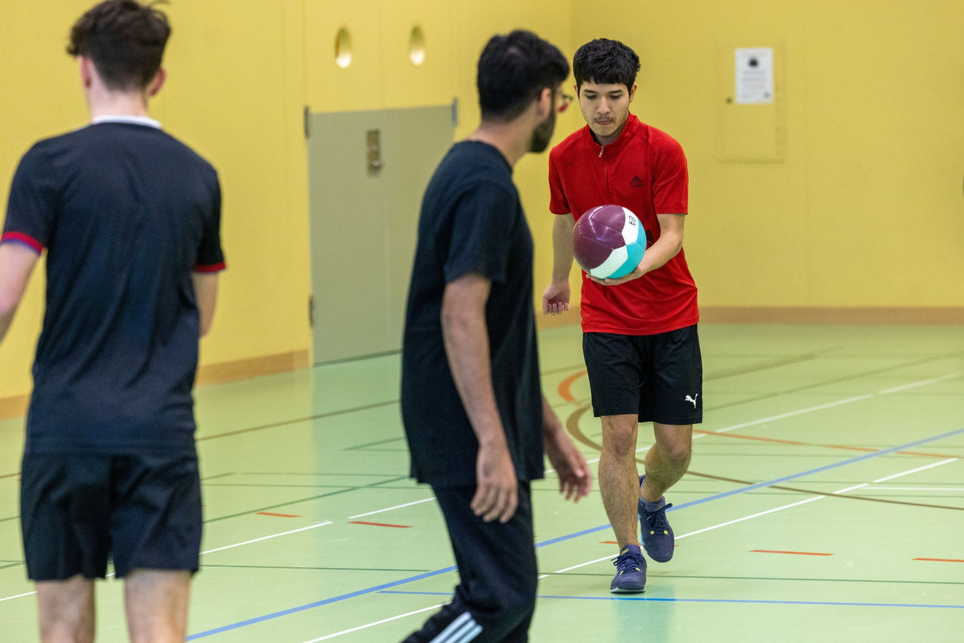 Gaelic Football: Aufwärmformen und Einführung Skills «Passen» und «Solo»: Zu zweit mit Ball in Bewegung