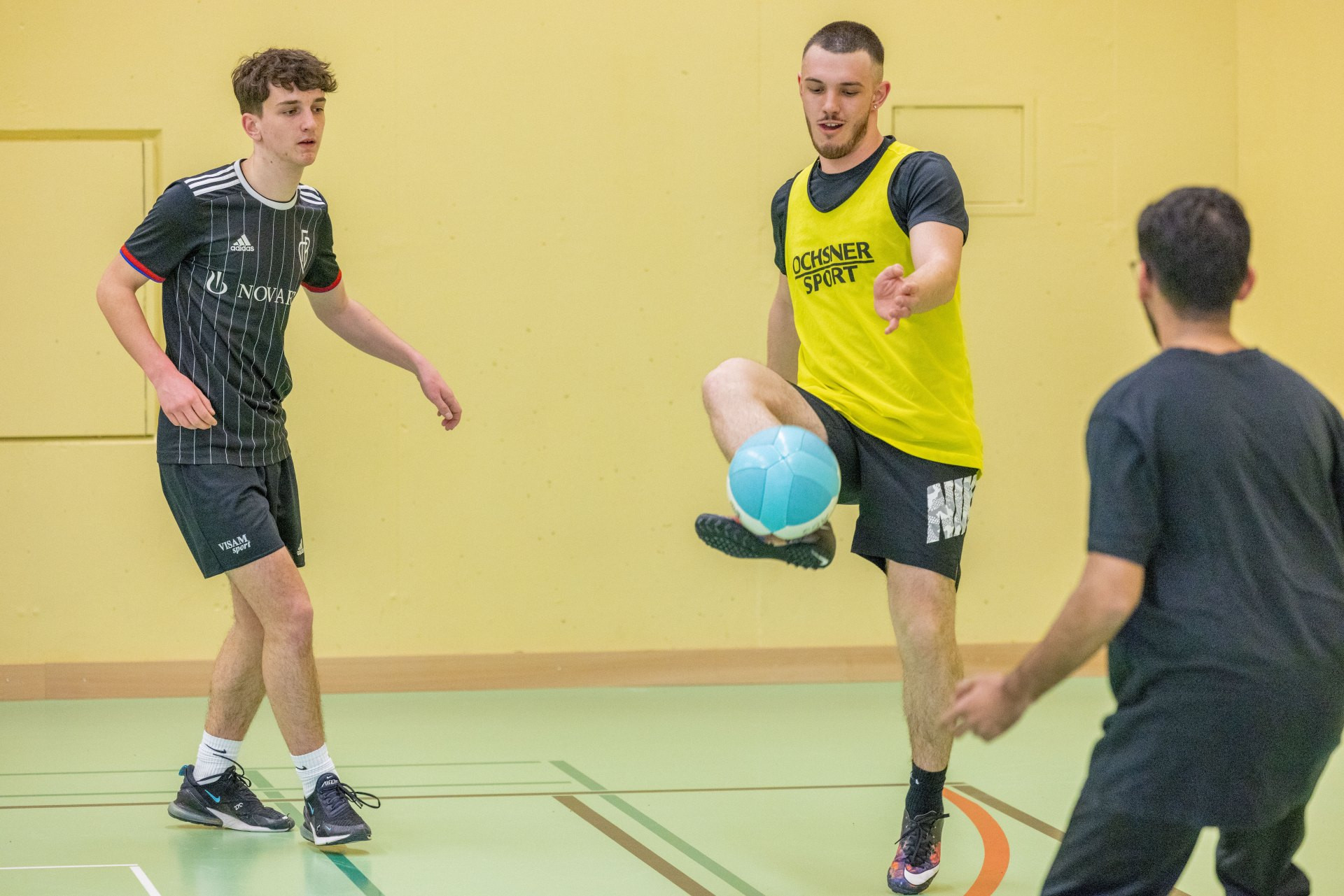 Gaelic Football: Aufwärmformen und Einführung Skills «Passen» und «Solo»: Nummern-Passen