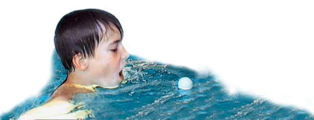 Photo d’un enfant soufflant sur une balle de tennis de table