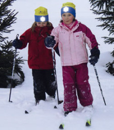 Zwei Kinder beim Skilanglaufen