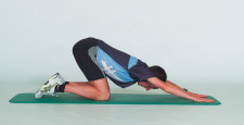 Rafforzamento muscolare: in ginocchio, alzare le braccia