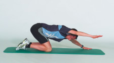 Rafforzamento muscolare: in ginocchio, alzare le braccia