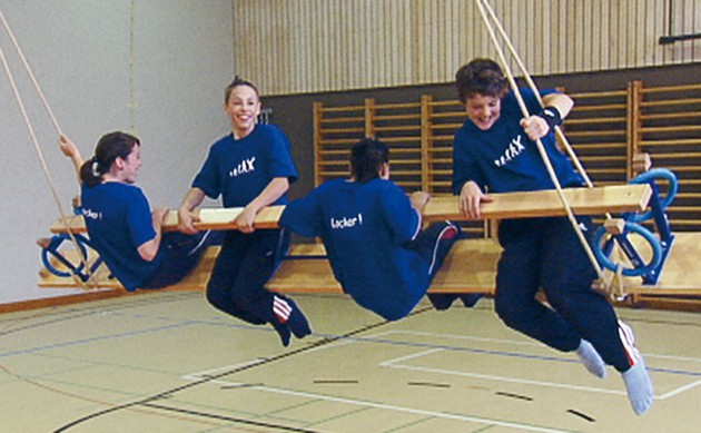 Schüler beim Schaukeln