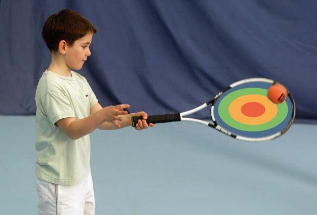Ein Tennisspieler nimmt einen Ball mit einem Schläger ab, aufdem eine Zielscheibe zu erkennen ist.