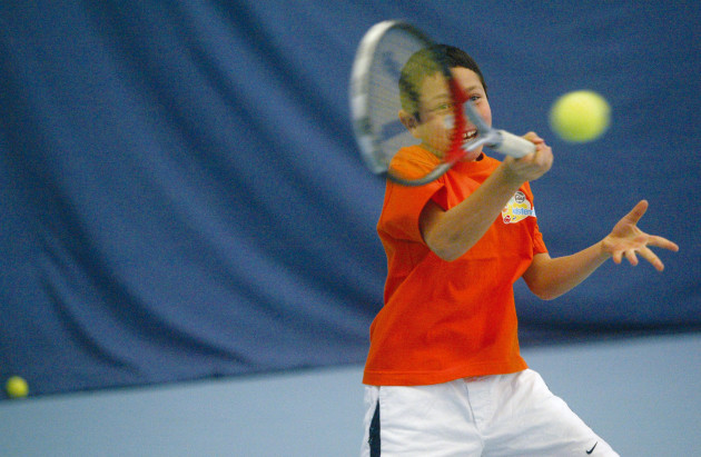 Tennisspieler beim Rückpassen.