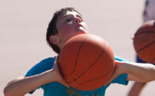 Kleine Ballspiele: Werfen und Fangen