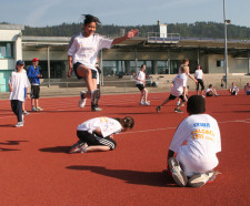 Leichtathletik – Hürden: Menschenhürden-Fangis