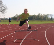 J+S-Kids – Athlétisme: Leçon 16 «De la course par-dessus des obstacles à la course de haies»