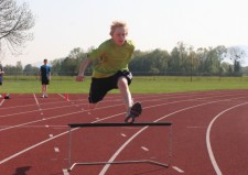 J+S-Kids – Leichtathletik: Lektion 16 «Vom Hindernisse überlaufen zum Hürdenlauf»