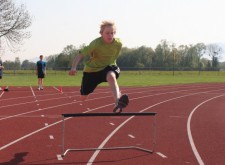 G+S-Kids – Atletica leggera: Lezione 16 «Dal superare ostacoli alla corsa con ostacoli»