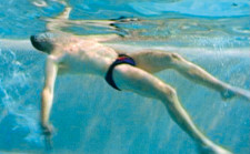 Schwimmen – Rückenkraul: Fähnchen schwingen