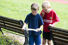 Foto: due bambini guardano una cartina di OL e cercano di individuare il punto successivo da raggiungere