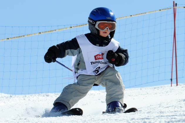 Kids auf Ski und Snowboard: Begeisterung von Klein auf