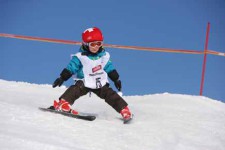 J+S-Kids – Ski: Leçon 3 «Exercices d’adresse sur une pente facile»