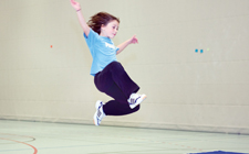 J+S-Kids – Athlétisme: Leçon 19 «Des multibonds au triple saut»