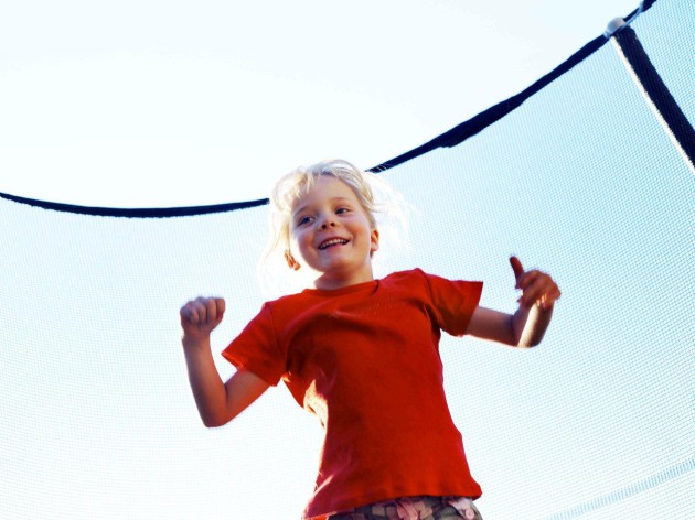 Titelbild hüpfendes Kind Pb Trampolinspringen