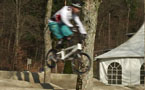 Pumptrack: Saut par-dessus deux bosses