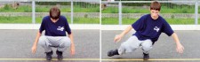 Un jeune est accroupie sur une ligne marquée sur le sol et lève sa jambe gauche sur le côté.