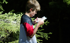 Un bambino studia una cartina