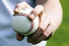 Grossaufnahme einer Hand, die einen Baseball hält