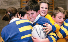 Ein Haufen hat sich während eines Rugbyspiels von Kindern gebildet.