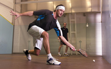 Foto: due persone mentre giocano una partita di squash