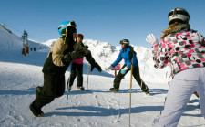 Kinder beim Aufwärmen im Kreis ohne Ski.