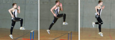 Un giovane atleta salta sopra degli ostacoli.