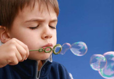 Une enfant fait des bulles.