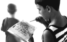 Un bambino studia una cartina.