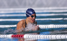 Eine Schwimmerin trainiert die Brusttechnik.