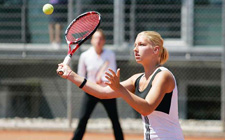 Una giocatrice di tennis impegnata in una volée.