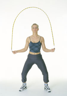 Une athlète saute à la corde en effectuant le mouvement de pantin.