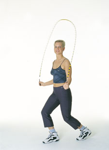 Una donna esegue un salto speciale con la corda.
