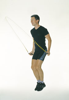 Un atleta salta con la corda e ad ogni salto fa passare due volte la corda attorno al suo corpo.