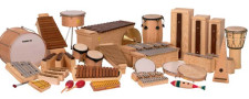 La foto ritrae numerosi strumenti a percussione.