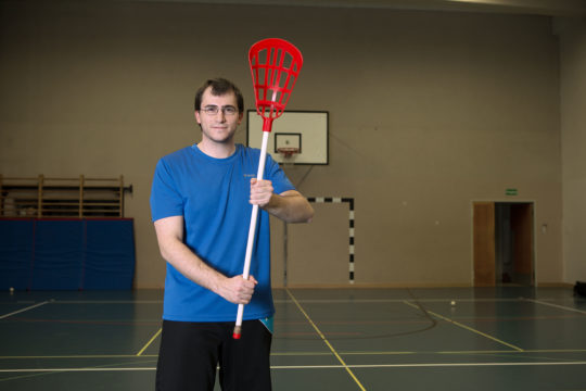 Spieler zeigt richtiges Halten des Stocks