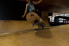 Uno skateboard su una vertramp