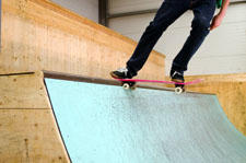 Skateboarder auf Miniramp beim Tail stall