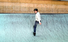 Un patineur roule en switch, avec les patins légèrement décalés.