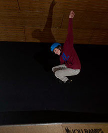 Un inline skater durante l'esecuzione di un grap air su una vertramp