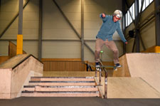 Skateboard – Street (Rail): Frontside Lipslide